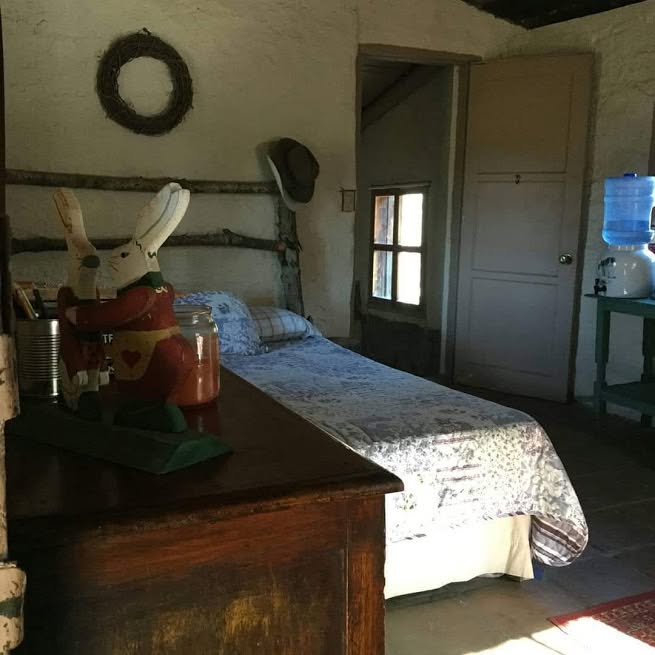 Interior rústico de cabaña con recámara
