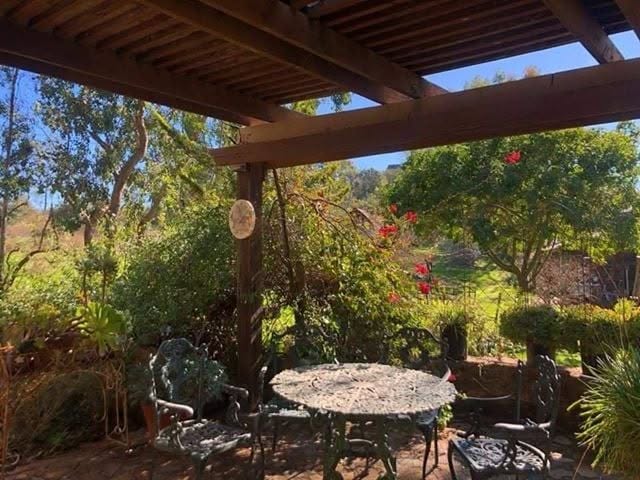 Terraza con pérgola y vista al cañón