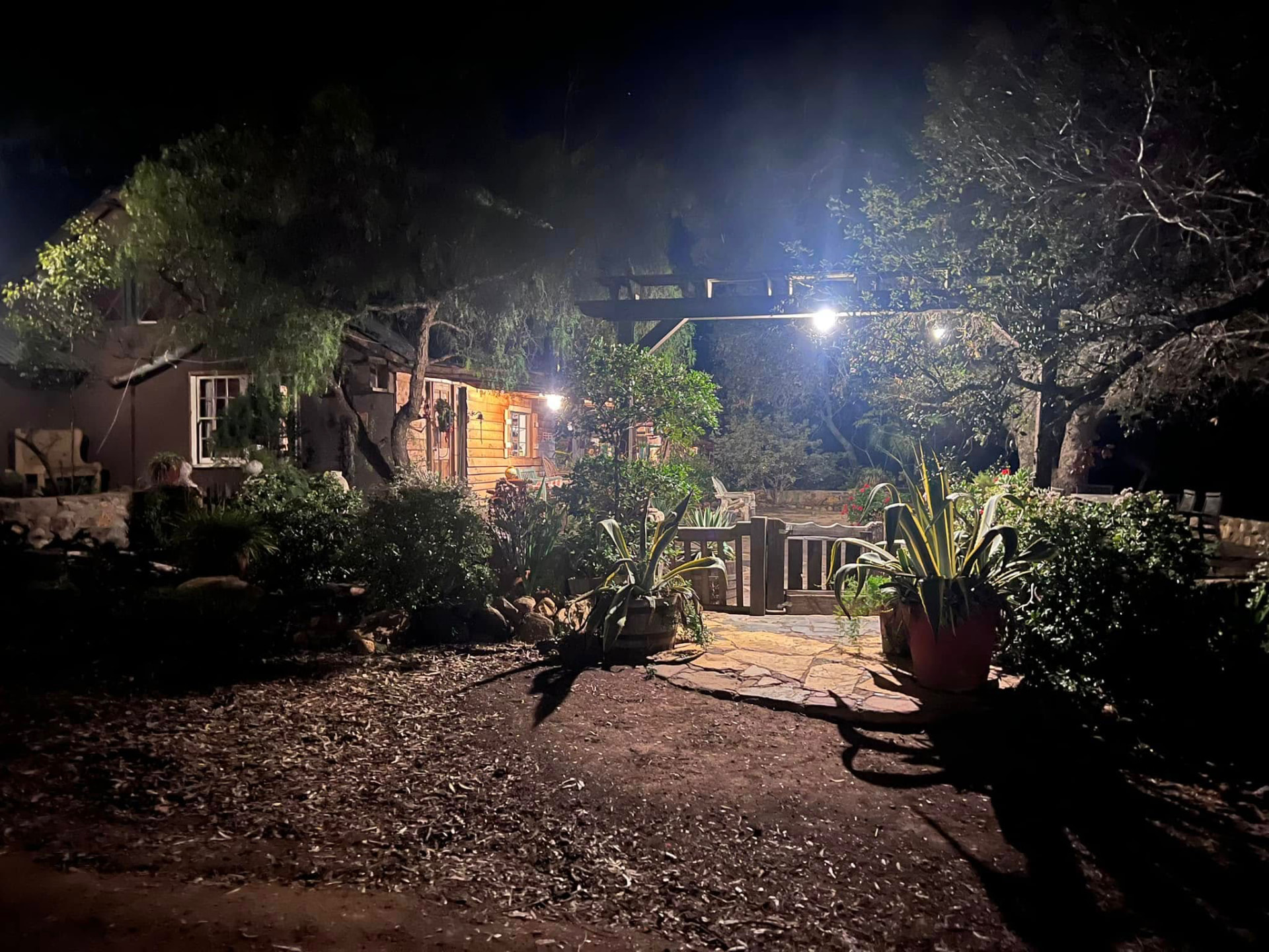 Patio del rancho iluminado de noche