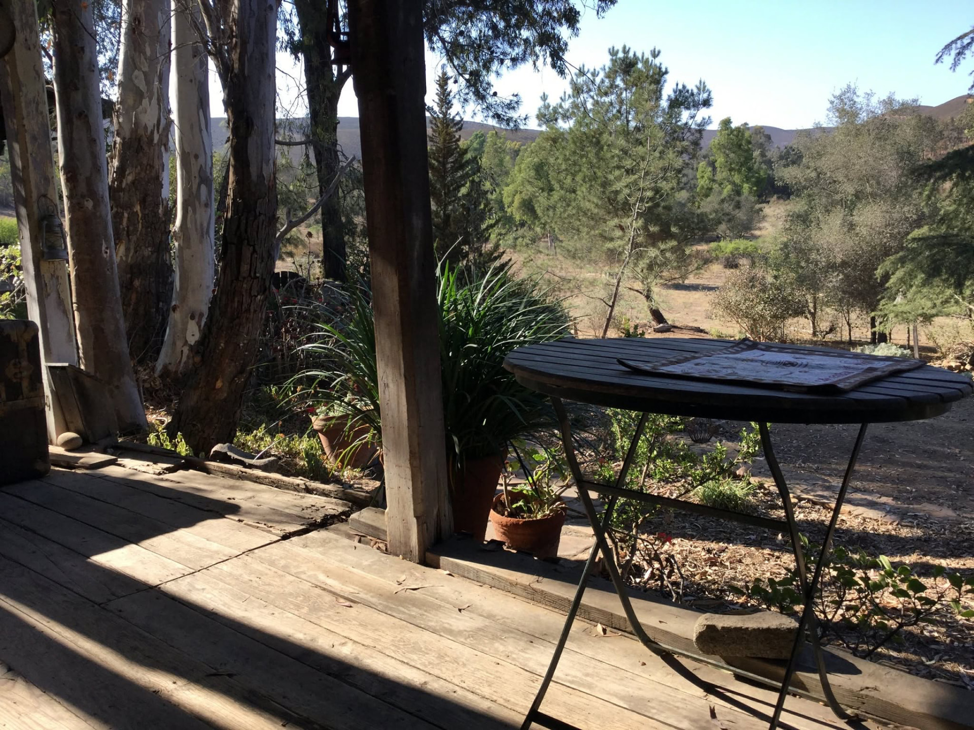 Sendero y paisaje de montaña desde la terraza