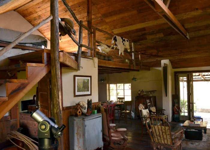 Interior rústico de cabaña con recámara